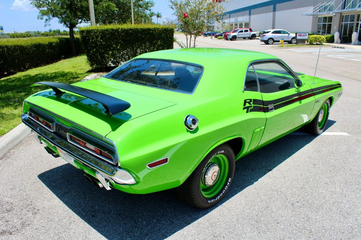 Discover the Iconic 1971 Dodge Challenger RT (2)